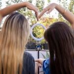 Más chicas y chicos declaran sentirse atraídos por ambos sexos