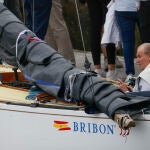El Rey emérito Juan Carlos I a bordo del "Bribón", donde ha navegado este sábado a la espera de que las condiciones meteorologícas permitan competir en el trofeo InterRías de la clase 6m, este sábado en el Real Club Náutico de Sanxenxo (RCNS)