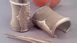 Arriba: China, brazalete de lámina de metal con laca de cinabrio.