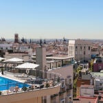 La piscina del Hotel Emperador cuenta con unas vistas envidiables a la Gran Vía