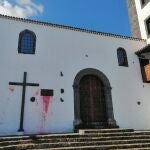 La placa tiene este texto: «Juan Antonio Primo de Rivera, presente»
