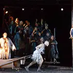 Peter Marsch (de pie a la izquierda) y Johanna Wokalek (a la derecha)