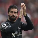Alisson Becker saluda a la afición de Anfield tras perder la Premier League