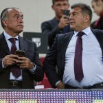 El presidente del Barcelona, Joan Laporta, conversa con el vicepresidente, Rafael Yuste