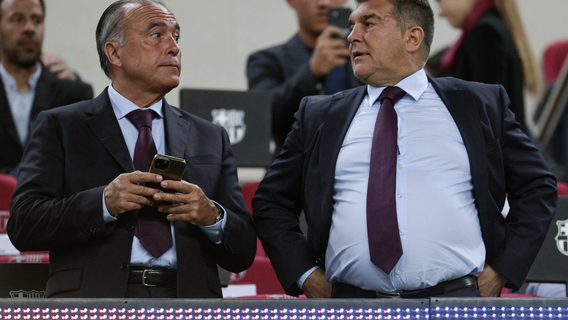 El presidente del Barcelona, Joan Laporta, conversa con el vicepresidente, Rafael Yuste