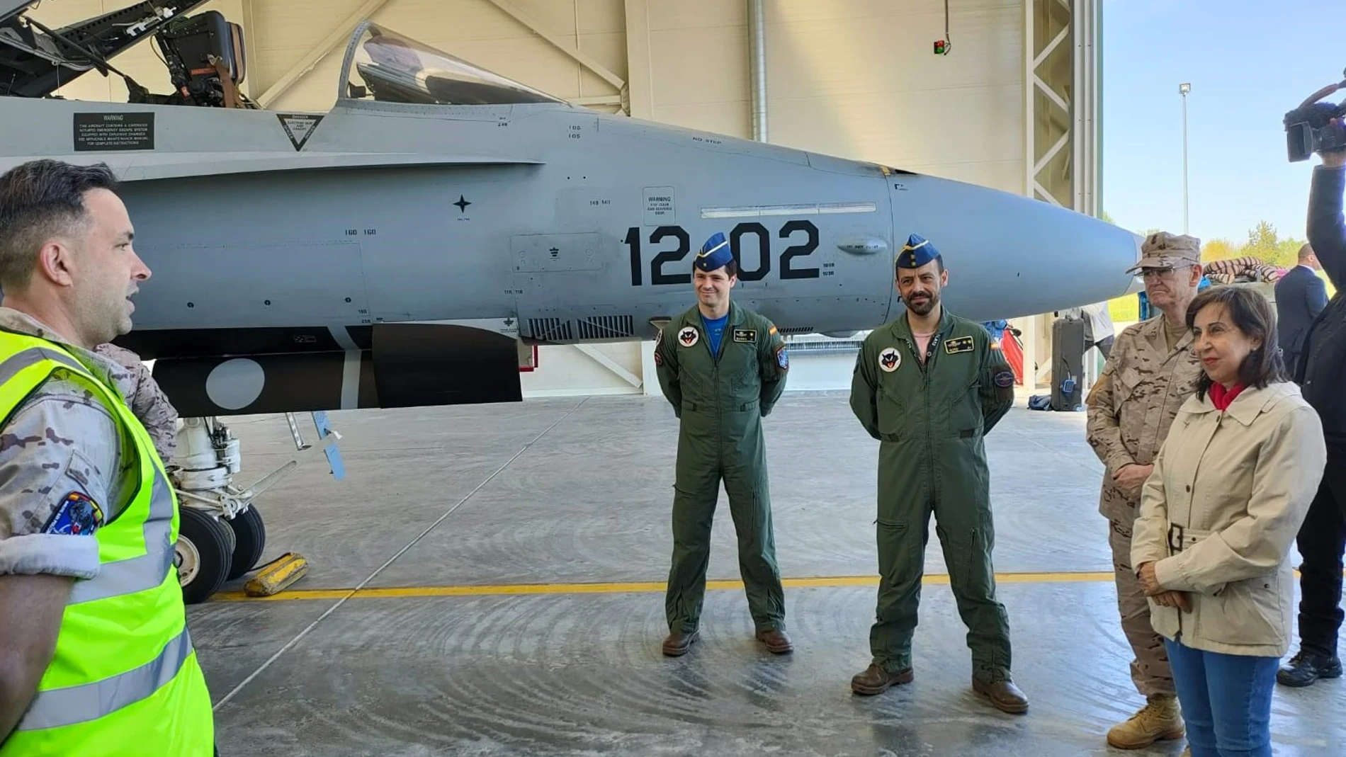 La ministra de Defensa, Margarita Robles en la base de Siauliai donde están desplegados los cazas españoles