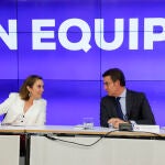 El presidente del Partido Popular, Alberto Núñez Feijóo conversa con la portavoz parlamentaria, Cuca Gamarradurante la reunión del Comité Ejecutivo Nacional del partido en la sede de Madrid este lunes. EFE/ Juan Carlos Hidalgo