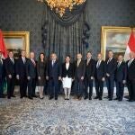 El "premier" húngaro, Viktor Orban, posa junto a su Gobierno, en que solo hay una mujer