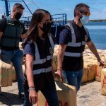 Agentes de la Guardia Civil de Huelva, junto al Servicio de Aduanas y la Policía Judiciaria de Portugal, transportan en el Muelle de Levante del Puerto de Huelva los fardos incautados en el operativo desarrollado contra el narcotráfico a 100 millas de la costa onubense.
