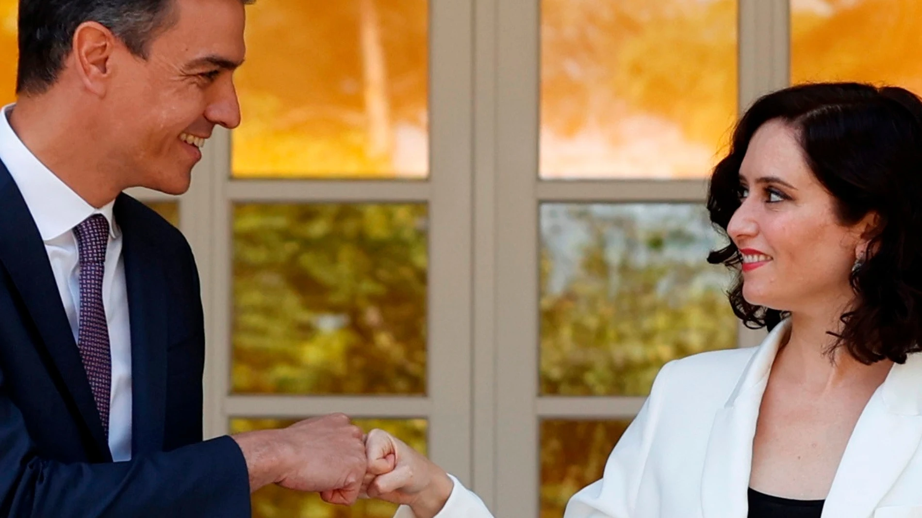 El presidente del Gobierno, Pedro Sánchez, recibe a la presidenta de la Comunidad de Madrid, Isabel Díaz Ayuso