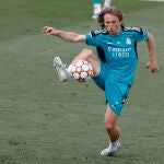 Luka Modric controla un balón durante un entrenamiento del Real Madrid previo a la final de la Champions League