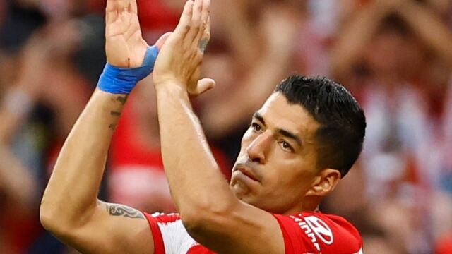 Luis Suárez aplaude a la afición del Atlético en su despedida del Wanda Metropolitano.