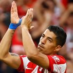 Luis Suárez aplaude a la afición del Atlético en su despedida del Wanda Metropolitano.