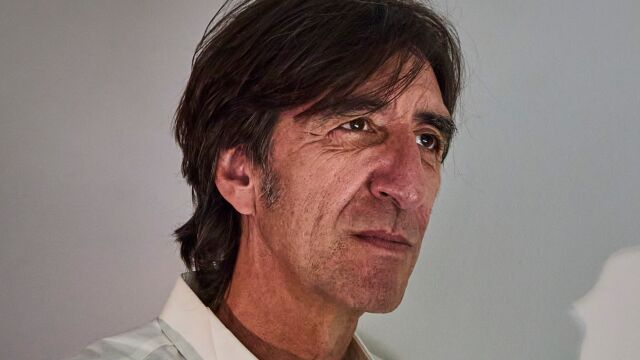 Entrevista con el novelista y poeta español Benjamín Prado. Benjamín Prado posa con un brazalete del Real Madrid días antes de la celebración de la final de la Champions League.
