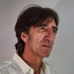 Entrevista con el novelista y poeta español Benjamín Prado. Benjamín Prado posa con un brazalete del Real Madrid días antes de la celebración de la final de la Champions League.