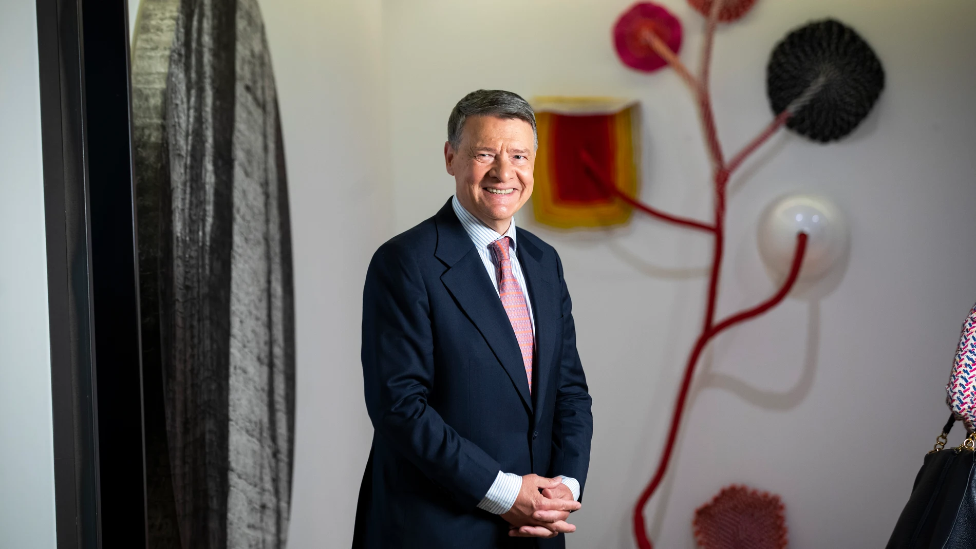 El ex ministro y ex presidente de REE Jordi Sevilla posa en las oficinas de LLYC en Madrid