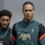 Virgil van Dijk, right, en el entrnamiento del Liverpool este miércoles