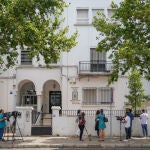 Fachada principal de la residencia cerrada en la avenida de Manuel Siurot, en Sevilla