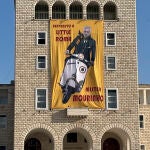 Cartel con los colores amarillo y rojo del club de fútbol de AS Roma dedicado a Mourinho, que está colgado en la fachada de la universidad Politécnica de Tirana