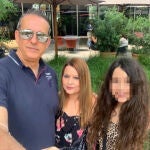 Kira López junto a sus padres