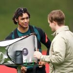 Trent Alexander-Arnold, con electrodos en su cabeza durante un entrenamiento del Liverpool.