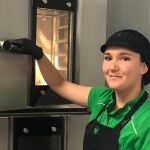 Una trabajadora de Mercadona trabajando en una de las colmenas de la compañía