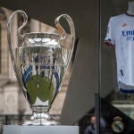 El trofeo de la Liga de Campeones, en París