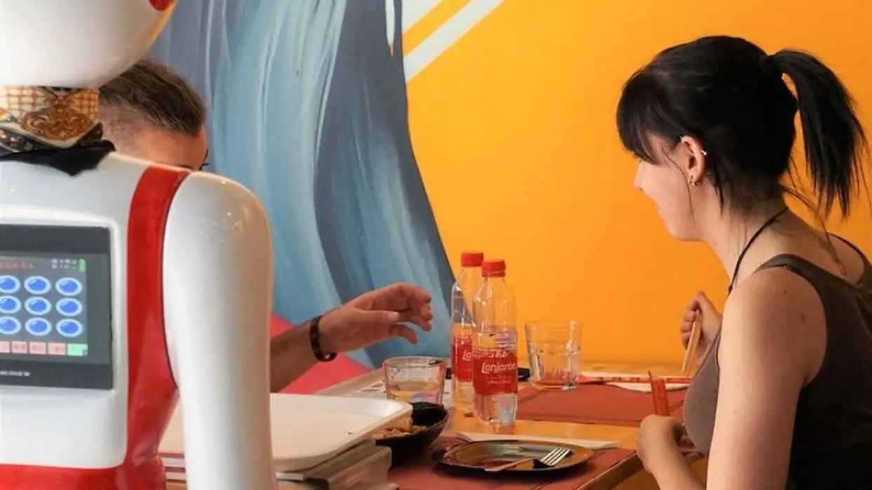 Un robot atiende a los clientes del restaurante Crensa