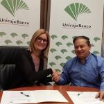 La Directora de Relaciones Institucionales Zona Norte, María José Rivera, y el Presidente del Club de Baloncesto Silla de Ruedas Valladolid, José Antonio de Castro Blanco, suscriben el convenio
