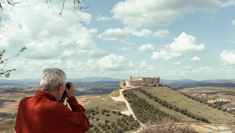 Antonio Pérez Henares traslada al lector en "Tierra Vieja a las fronteras de la Extremadura castellana