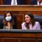 Las ministras de Derechos Sociales y Agenda 2030, Ione Belarra (i), y de Igualdad, Irene Montero (d).
