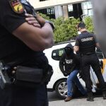 El Cuco, con el rostro oculto por un pasamontañas, unas gafas de sol y la capucha de la sudadera, llega a los juzgados de Sevilla este jueves por la mañana
