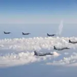 Tres aviones de guerra F-15 de la Fuerza de Autodefensa de Japón, y cuatro cazas F-16 de las Fuerzas Armadas de Estados Unidos vuelan sobre el Mar de Japón en mayo de 2022