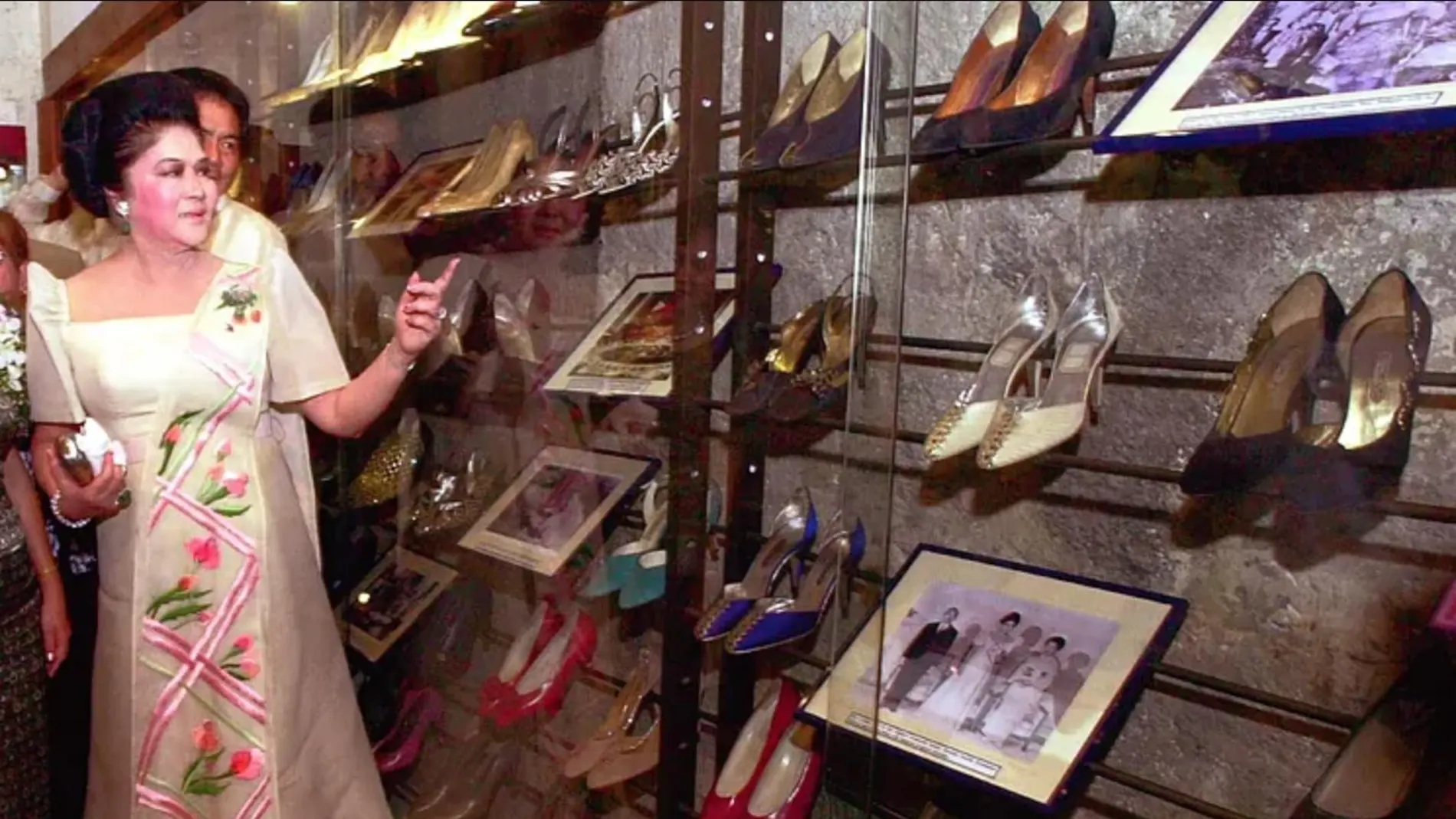 Imelda Marcos y parte de su famosa colección de zapatos.
