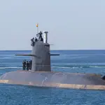 El submarino S-81 Isaac Peral realiza por primera vez navegación en superficie en la bahía de Cartagena