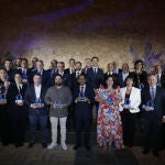 Premiados y autoridades posan juntos al finalizar el acto