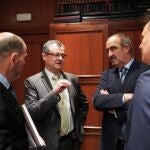 El consejero Gerardo Dueñas conversa con Jesús Posadas y José Luis Domínguez de ACOR