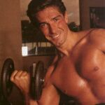 Una foto de Luis Lorenzo posando