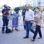 Los padres de Marta del Castillo, Antonio del Castillo y Eva Casanueva, llegan a los juzgados este viernes por la mañana