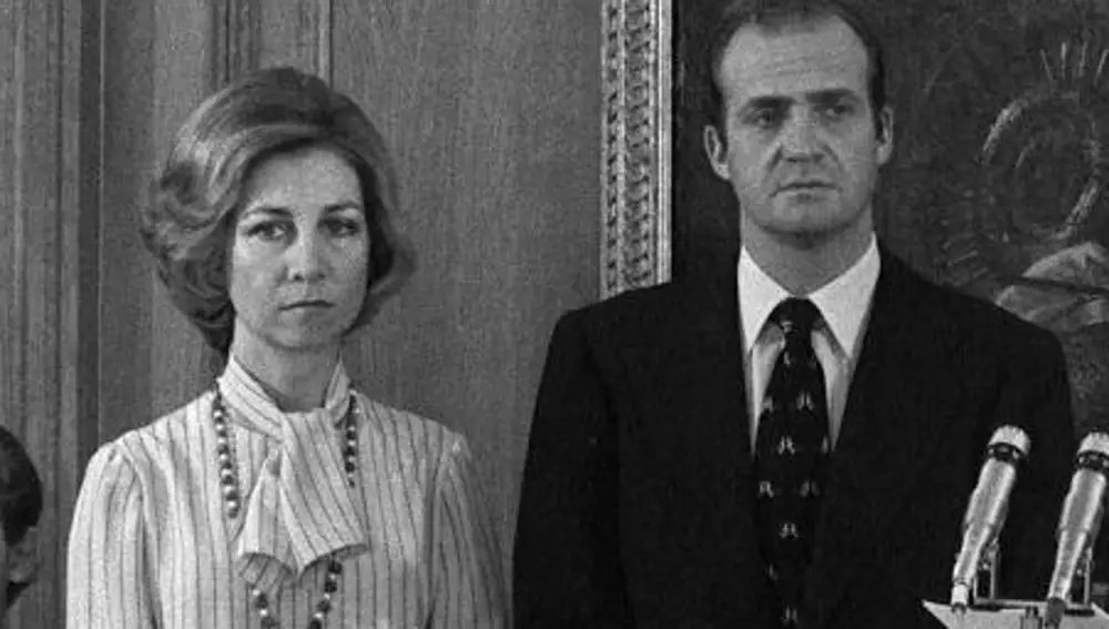 Fotografía de archivo tomada el 14 de mayo de 1977 de la reina Sofía con Juan Carlos de Borbón, durante el acto en el que el Conde de Barcelona cedía sus derechos dinásticos en favor de su hijo.