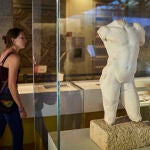 Visitantes en la exposición “Tempvs Romae Madrid” en el museo arqueológico regional en Alcalá de Henares. La muestra se estructura en cinco áreas expositivas y un epílogo que trazan un recorrido cronológico y temático por los aspectos más relevantes dentro del estudio de la romanización del centro peninsular.