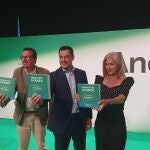 El presidente del PP de Huelva, Manuel Andrés González; el presidente de la Junta y candidato a la reelección, Juanma Moreno; y la consejera de Cultura y coordinadora general del programa, Patricia del Pozo