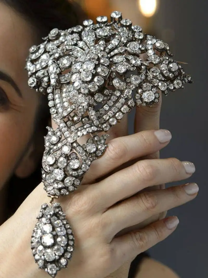 Detalle del "Devant-de-Corsage" o broche de corsé, que el rey Alfonso XII regala a su mujer la Reina María Cristina. Una espectacular pieza de platino, oro y diamantes.