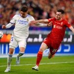 Valverde disputa un balón con Robertson
