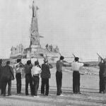 Milicianos disparan al monumento del Sagrado Corazón en el Cerro de los Ángeles en 1936