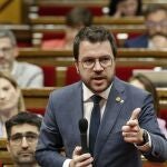 GRAFCAT8061. BARCELONA (ESPAÑA), 25/05/2022.- El presidente de la Generalitat, Pere Aragonès interviene durante el pleno del Parlament de Cataluña, que ha aprobado este miércoles tramitar con la máxima urgencia la proposición de ley sobre el uso y aprendizaje de las lenguas oficiales en la enseñanza no universitaria, que podrá así ser aprobada este viernes.EFE/Andreu Dalmau