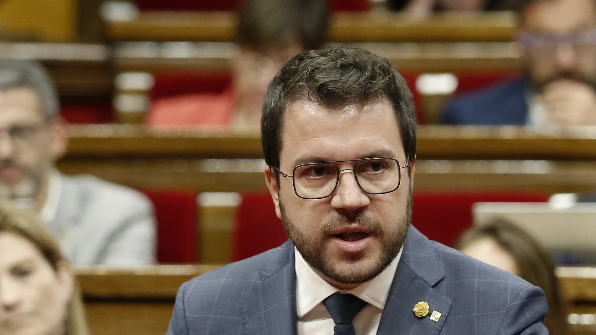 GRAFCAT8061. BARCELONA (ESPAÑA), 25/05/2022.- El presidente de la Generalitat, Pere Aragonès interviene durante el pleno del Parlament de Cataluña, que ha aprobado este miércoles tramitar con la máxima urgencia la proposición de ley sobre el uso y aprendizaje de las lenguas oficiales en la enseñanza no universitaria, que podrá así ser aprobada este viernes.EFE/Andreu Dalmau