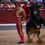 Román en el primero de la tarde con el que ha cortado una oreja. Feria de San Isidro en Las Ventas.