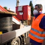 Un operador encargado de instalar la fibra óptica en la provincia