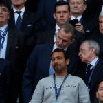 Florentino Pérez dialoga con Felipe VI en el palco de Saint Denis